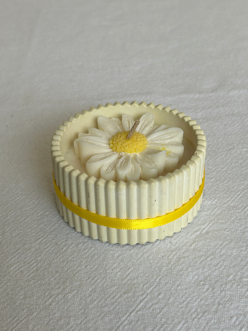 Golden Petal - Petite daisy bloom candle