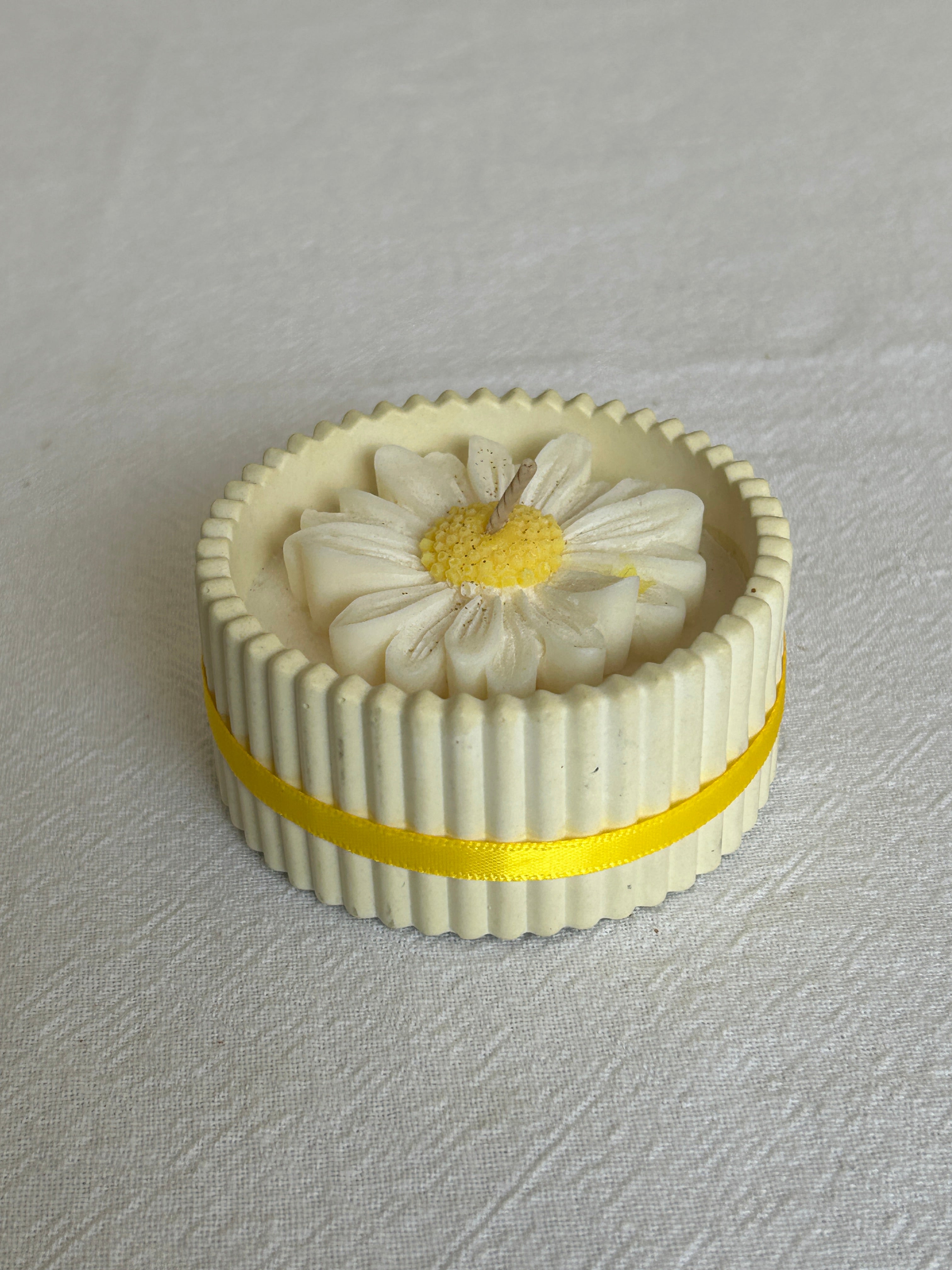 Golden Petal - Petite daisy bloom candle