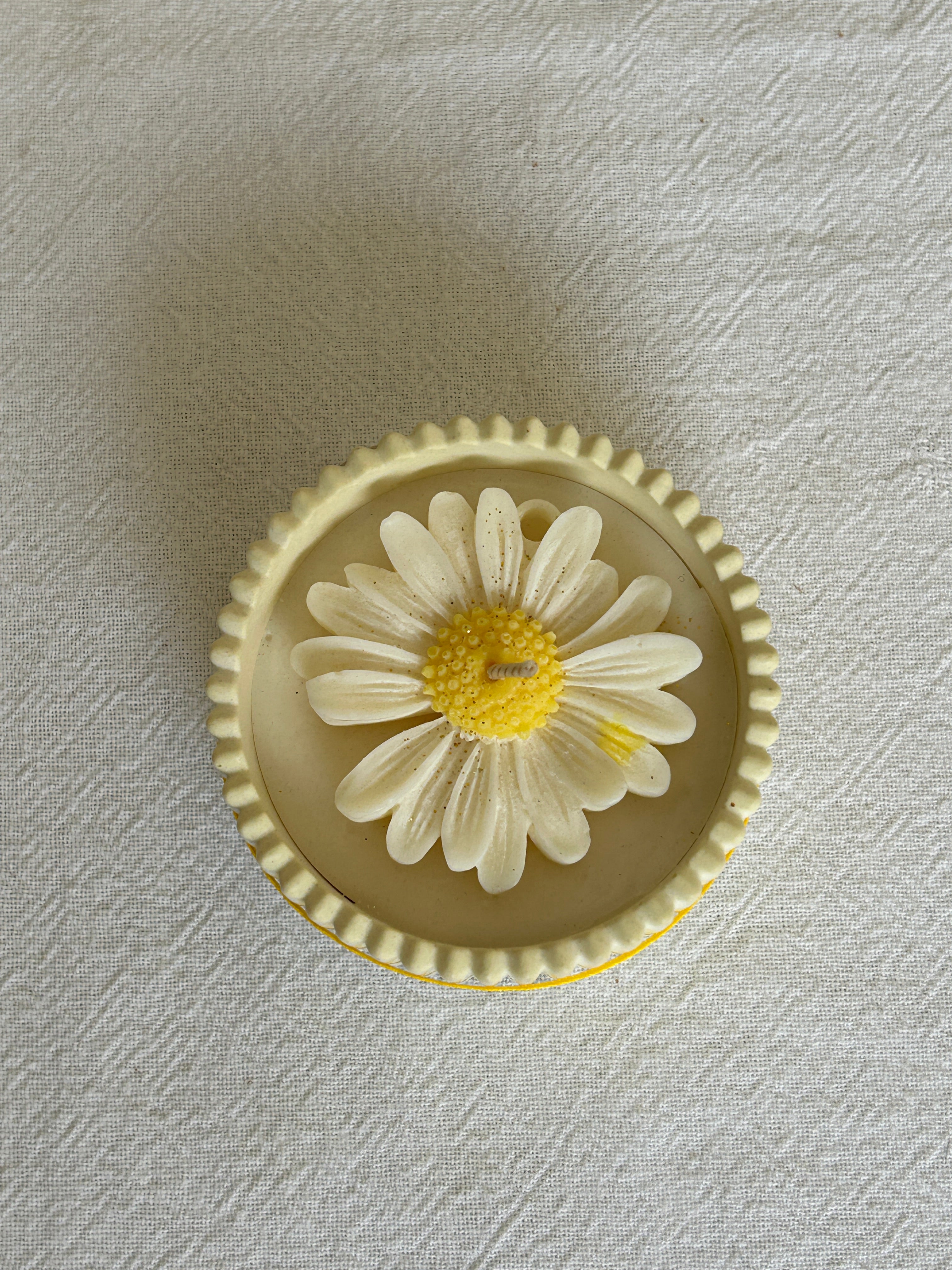 Golden Petal - Petite daisy bloom candle